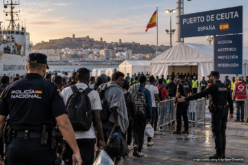 La Policía española traslada a cientos de migrantes de las playas de Ceuta a un campamento temporal